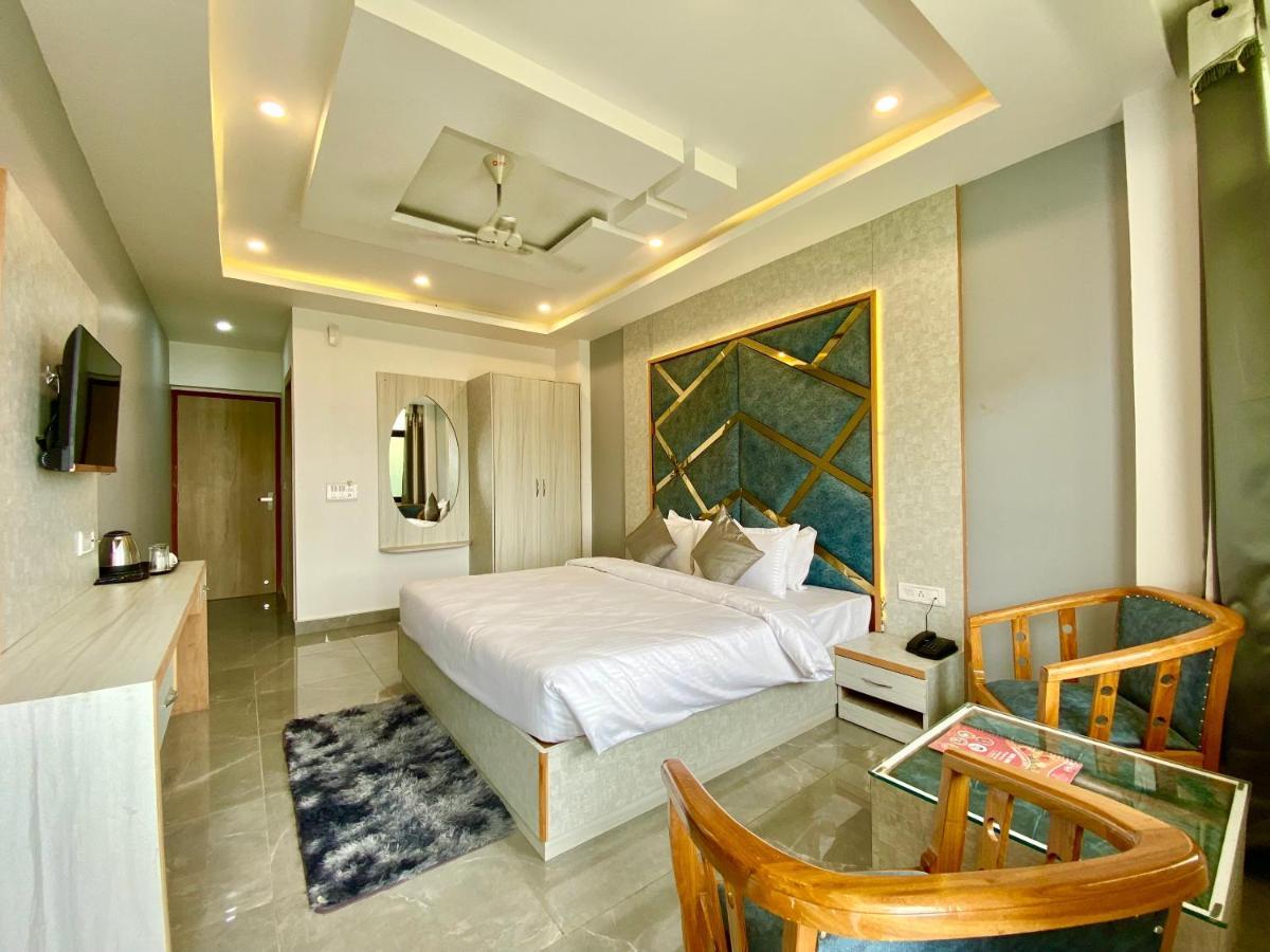 Hotel Kavita Palace 兰斯顿 外观 照片