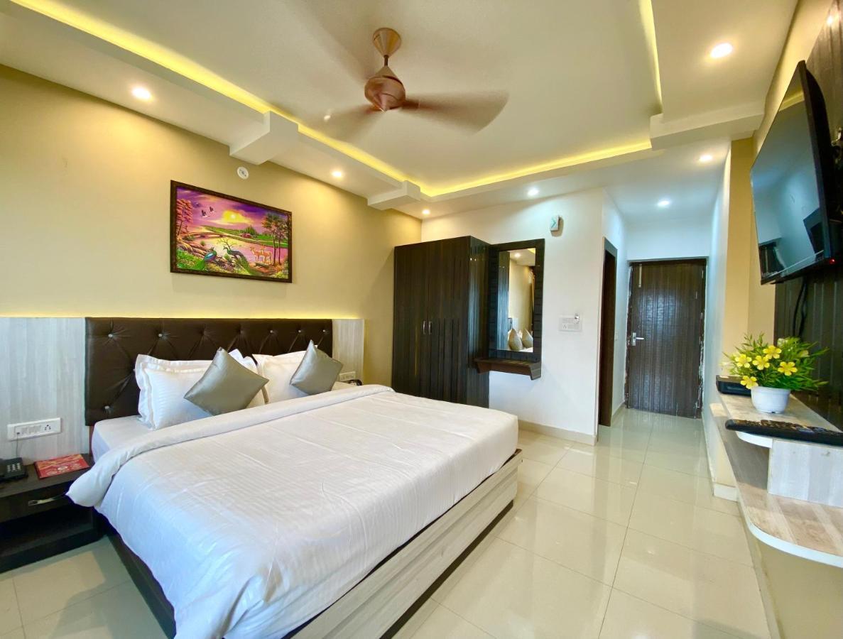Hotel Kavita Palace 兰斯顿 外观 照片