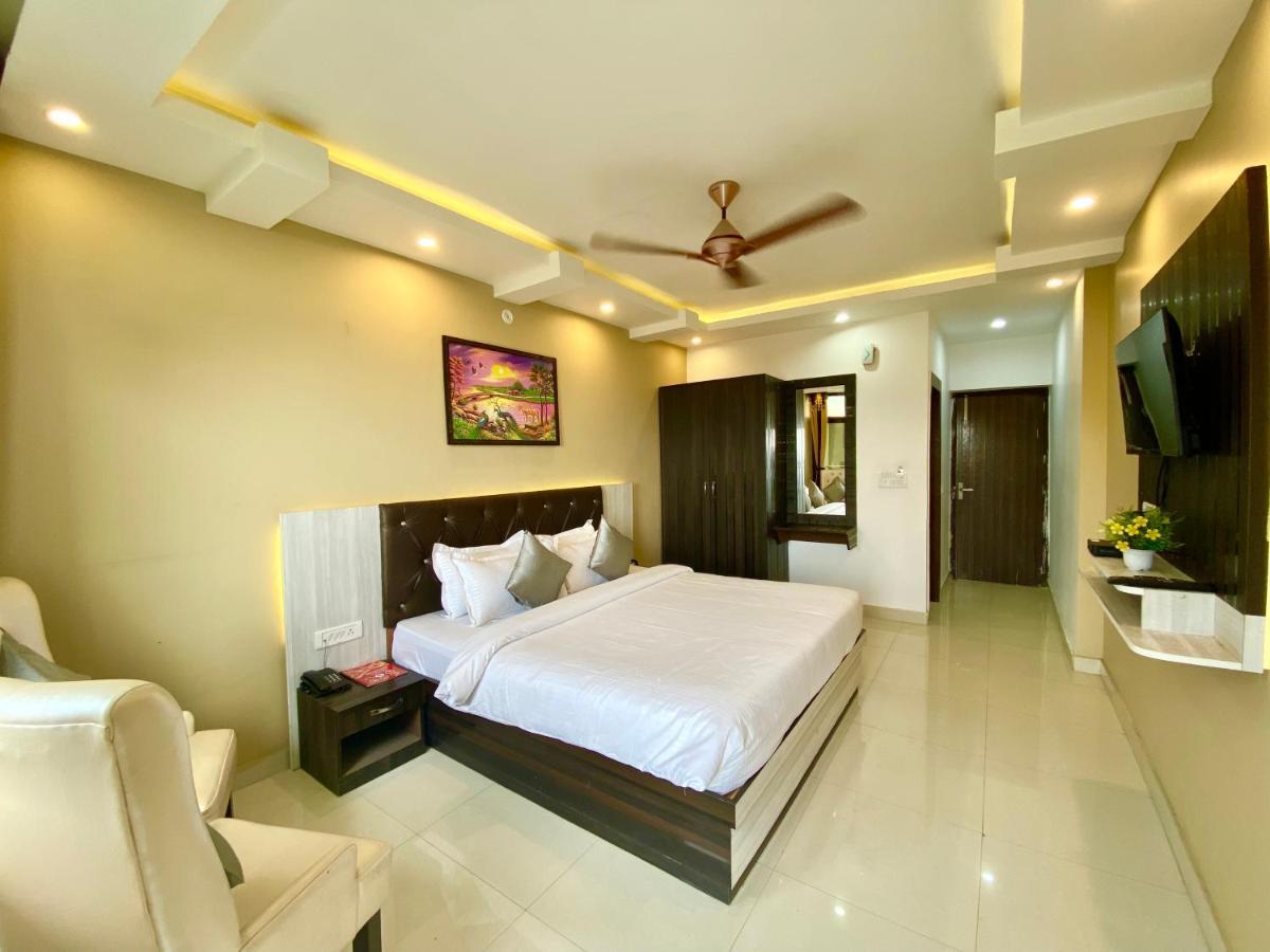 Hotel Kavita Palace 兰斯顿 外观 照片
